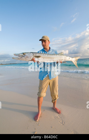 Caraibi Repubblica Dominicana uomo contiene grandi quantità di Barracuda catturato dalla spiaggia MR Foto Stock