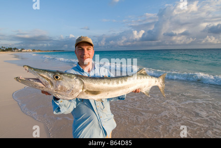 Caraibi Repubblica Dominicana uomo contiene grandi quantità di Barracuda catturato dalla spiaggia MR Foto Stock