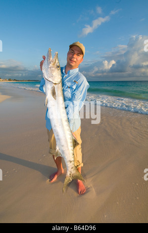 Caraibi Repubblica Dominicana uomo contiene grandi quantità di Barracuda catturato dalla spiaggia MR Foto Stock