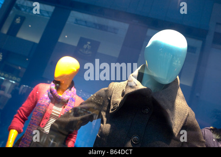 Manichini in una vetrina per il Bullring Shopping Centre Birmingham West Midlands Gran Bretagna Europa Foto Stock