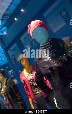 Manichini in una vetrina per il Bullring Shopping Centre Birmingham West Midlands Gran Bretagna Europa Foto Stock