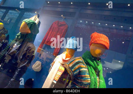 Manichini in una vetrina per il Bullring Shopping Centre Birmingham West Midlands Gran Bretagna Europa Foto Stock