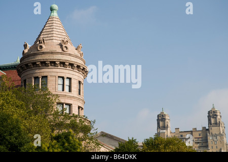 La torretta del Museo Americano di Storia Naturale con il Beresford appartamento edificio in background. Manhattan, New York, Stati Uniti d'America Foto Stock