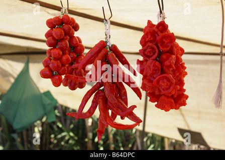 Luminose Red Hot mazzi di peperoncini rossi per la vendita Foto Stock