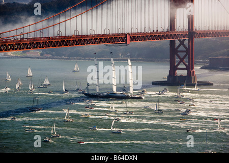 Il Maltese Falcon private yacht a vela entra nella Baia di San Francisco sotto il Golden Gate Bridge Foto Stock