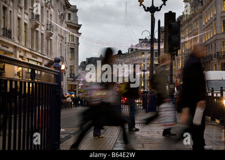 Gli amanti dello shopping su Regent Street a Londra pre Xmas 2008 Foto Stock