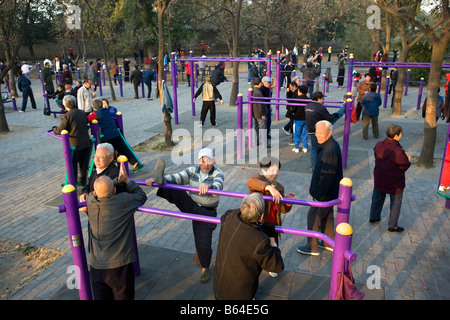 Cina, Pechino, Tempio del Paradiso Park. Senior di persone facendo esercizi del mattino. Foto Stock