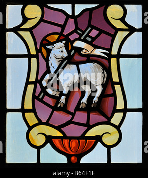 "Agnello di Dio", finestra orientale (dettaglio). La Chiesa di Cristo. Glasson, Lancashire, Inghilterra, Regno Unito, Europa. Foto Stock