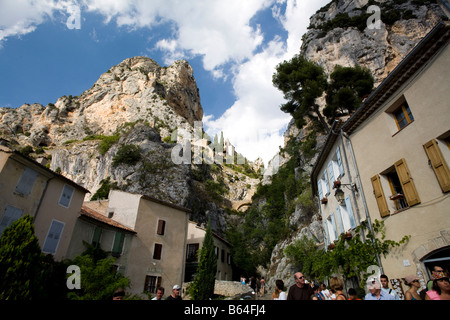 Le case costruite in parte nella scogliera rocciosa. Moustiers Sainte Marie, Haute Provence, Francia Foto Stock
