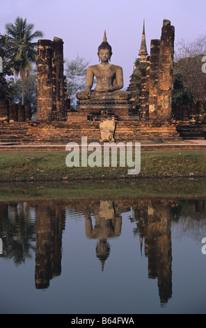 Buddha seduto e colonne riflessa nella piscina, piattaforma occidentale di Wat Mahathat (c13TH), Sukhothai, Thailandia Foto Stock