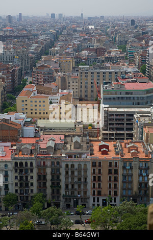 Vista sulla città di Barcellona in Catalogna, Spagna dalla Sagrada Familia progettata da Antonio Gaudi. Foto Stock