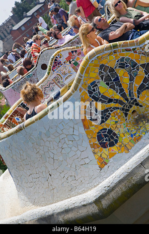 La gente seduta nel parco Guell Barcellona Cataluña, progettato da Antonia Gaudi. Foto Stock