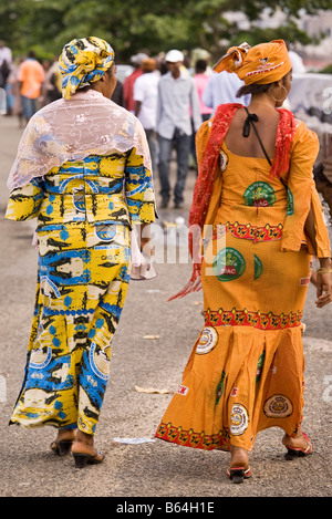 Le donne in abito tradizionale, Douala Camerun, Africa Foto Stock