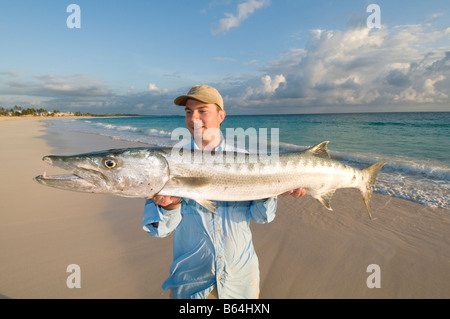 Caraibi Repubblica Dominicana uomo contiene grandi quantità di Barracuda catturato dalla spiaggia MR Foto Stock