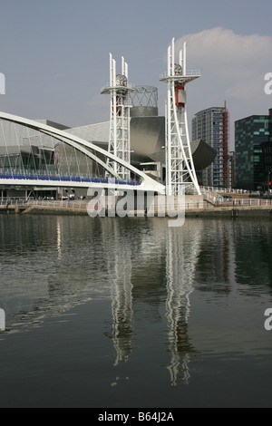 Città di Salford, Inghilterra. Il sollevamento verticale Lowry Millennium footbridge oltre il Manchester Ship canal a Salford Quays. Foto Stock