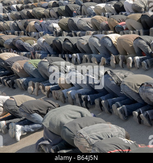 Palestinesi a venerdì outdoor preghiera a Betlemme Foto Stock