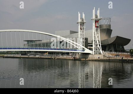 Città di Salford, Inghilterra. Il sollevamento verticale Lowry Millennium footbridge oltre il Manchester Ship canal a Salford Quays. Foto Stock