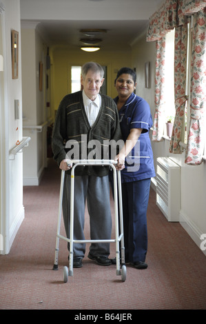 Anziano gentiluomo e operaio di cura a casa di cura per le persone con demenza senile Foto Stock