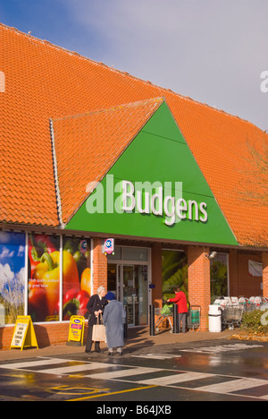 Budgens supermarket superstore shop negozio vendita generi alimentari ecc. con i clienti al di fuori di esso in Harleston,Norfolk, Regno Unito Foto Stock