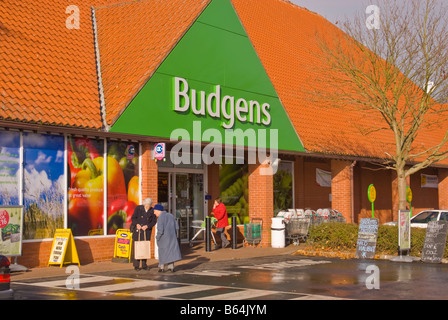 Budgens supermarket superstore shop negozio vendita generi alimentari ecc. con i clienti al di fuori di esso in Harleston,Norfolk, Regno Unito Foto Stock