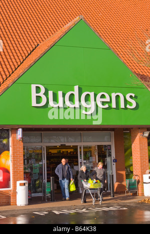 Budgens supermarket superstore shop negozio vendita generi alimentari ecc. con i clienti al di fuori di esso in Harleston,Norfolk, Regno Unito Foto Stock