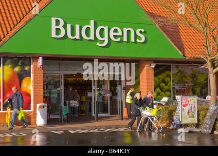 Budgens supermarket superstore shop negozio vendita generi alimentari ecc. con i clienti al di fuori di esso in Harleston,Norfolk, Regno Unito Foto Stock