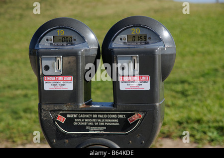 Montato su doppio parcheggio metri con due ore di tempo limite adatto per cashkey o monete USA Foto Stock