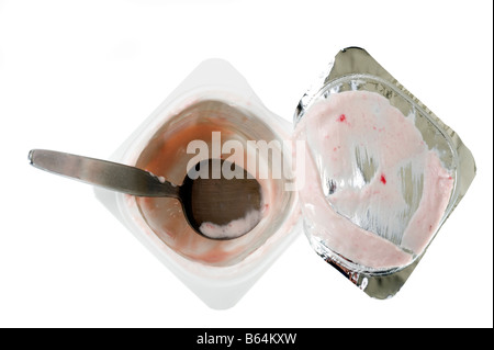 Vuoto schiacciato in plastica vasetti di yogurt su bianco Foto stock - Alamy