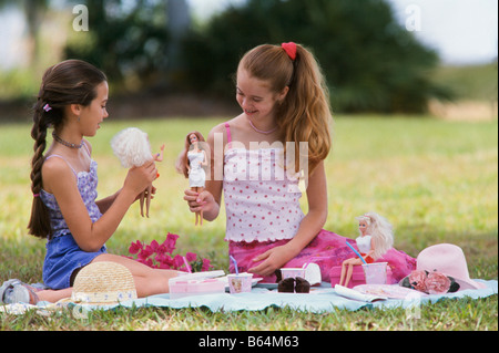 Le giovani ragazze la riproduzione di bambole Barbie insieme, Foto Stock