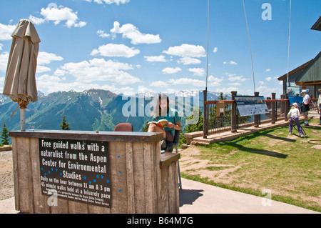 Libera passeggiate guidate nella natura sono offerti durante l'estate sulla sommità di Aspen Mountain, in Aspen, Colorado, Stati Uniti d'America. Foto Stock