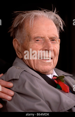 L'ultimo superstite TOMMY BRITANNICO HARRY PATCH frequentando il lancio del 2007 Appello di papavero a Weston super Mare Somerset Foto Stock