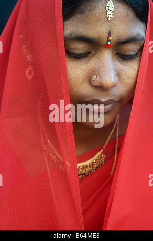 Tranquillo giovane donna indiana in abito tradizionale. Ritratto. Andhra Pradesh, India Foto Stock