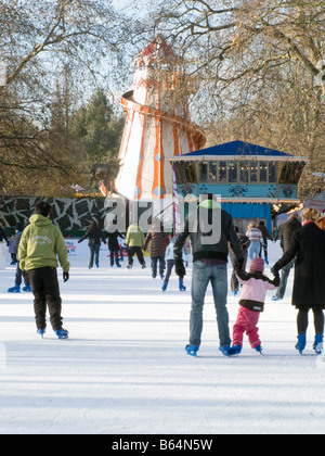 Regno Unito. Pattinaggio su ghiaccio al mercatino di Natale in Hyde Park, Londra.Foto © Julio Etchart Foto Stock