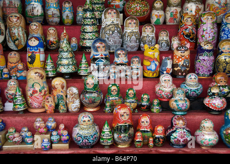 Bancarella vendendo russo bambole di nidificazione o Matryoska bambole San Pietroburgo Russia Foto Stock