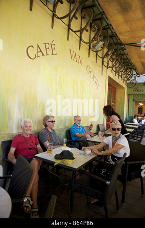 Turisti francesi sedersi al Cafe van Gogh o Cafe La Nuit godendo bevande Place du Forum Arles Provence Francia Foto Stock