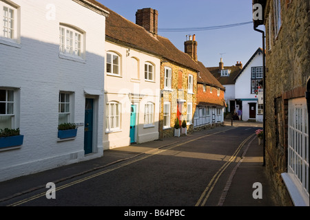 Piccola strada e vecchie case a schiera Petworth, West Sussex, in Inghilterra, Regno Unito - nel tardo pomeriggio Foto Stock