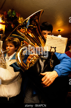 Cheshire Bollington villaggio natale fascia giocare nella Chiesa House pub Foto Stock