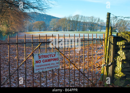 Segno sul cancello per scoraggiare i visitatori - i trasgressori saranno perseguiti a norma di legge - vicino a Bowness, Parco Nazionale del Distretto dei Laghi, Cumbria Regno Unito Foto Stock