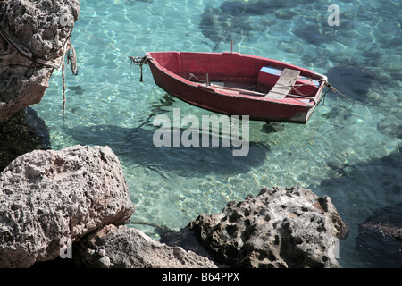 Una barca ormeggiata nella baia di Levanzo sull isola di Levanzo in Sicilia Isole Egadi Foto Stock