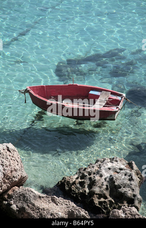 Una barca ormeggiata nella baia di Levanzo sull isola di Levanzo in Sicilia Isole Egadi Foto Stock