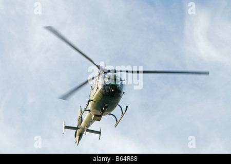 Aerospatiale SA 341 elicottero Gazelle avvicinando RAF Kinloss Air Base Morayshire ScotlandSCO 2006 Foto Stock