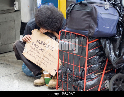 Uomo senza tetto per chiedere aiuto. Manhattan, NY, STATI UNITI D'AMERICA Foto Stock