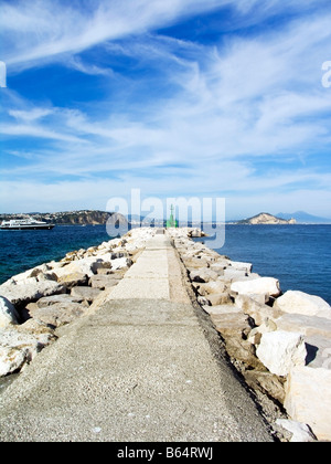 Scogliera artificiale e percorso del faro nel porto di Isola di Procida Napoli Campania Italia Foto Stock