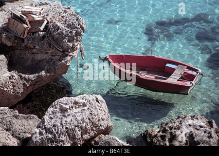 Una barca ormeggiata nella baia di Levanzo sull isola di Levanzo in Sicilia Isole Egadi Foto Stock
