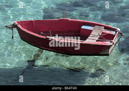 Una barca ormeggiata nella baia di Levanzo sull isola di Levanzo in Sicilia Isole Egadi Foto Stock