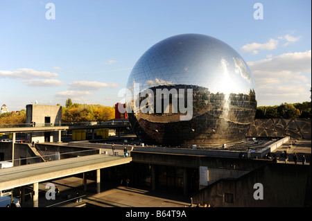 La Cité des sciences et de l'industrie città delle scienze e dell'industria Parigi Francia il Geode schermo gigante cinema Parc de la Villette Foto Stock