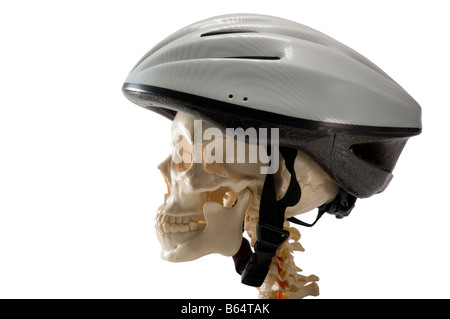 Cranio umano in bici casco Foto Stock