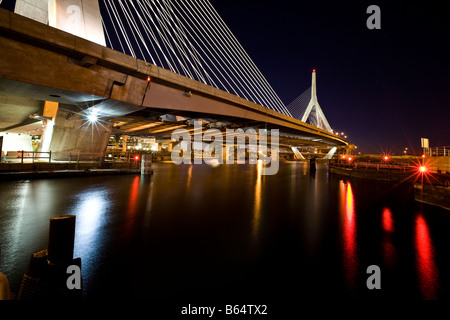Boston Massachusetts Zakim Bridge durante le ore notturne Foto Stock