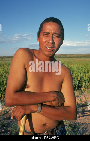 An African American Farmer trita le erbacce in un campo sulla sua fattoria vicino fiume Pecos nel sud-est New Mexico Foto Stock