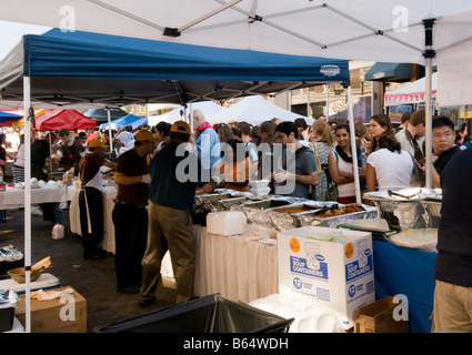 Feste di strada - stallo di vendita di alimenti durante l'Oktoberfest in massa di Cambridge, New England, USA, ottobre 2008 Foto Stock